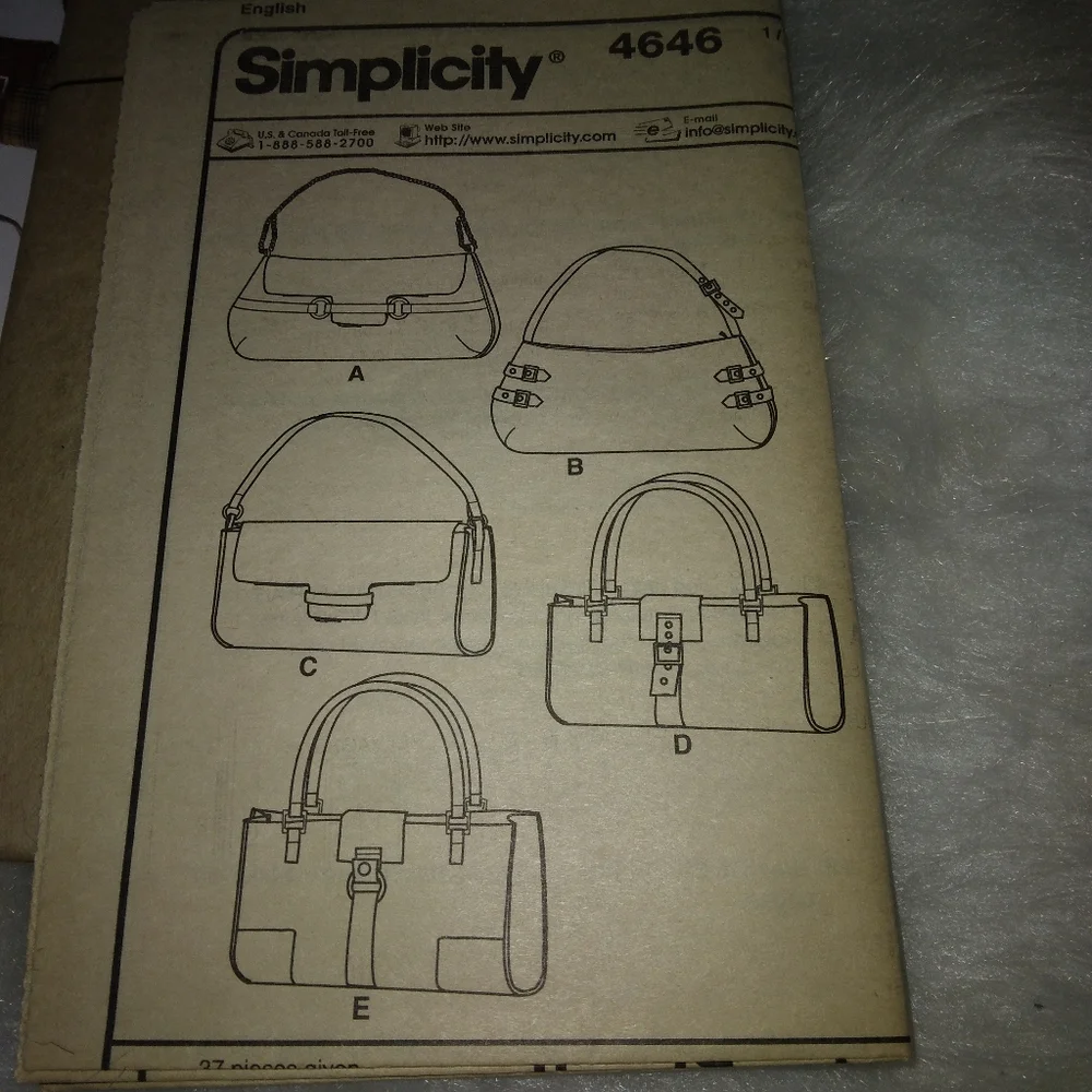 Simplicity 4646 Misses bags in 5 fun variations.